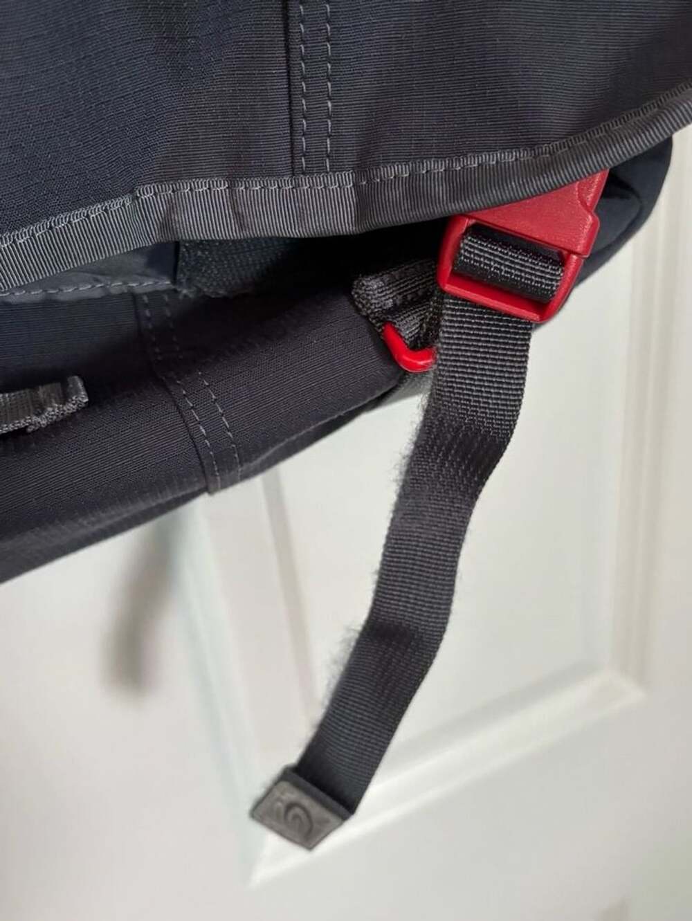 Timbuk2 Classic Messenger Bag Medium Black/Red - Picture 6 of 16